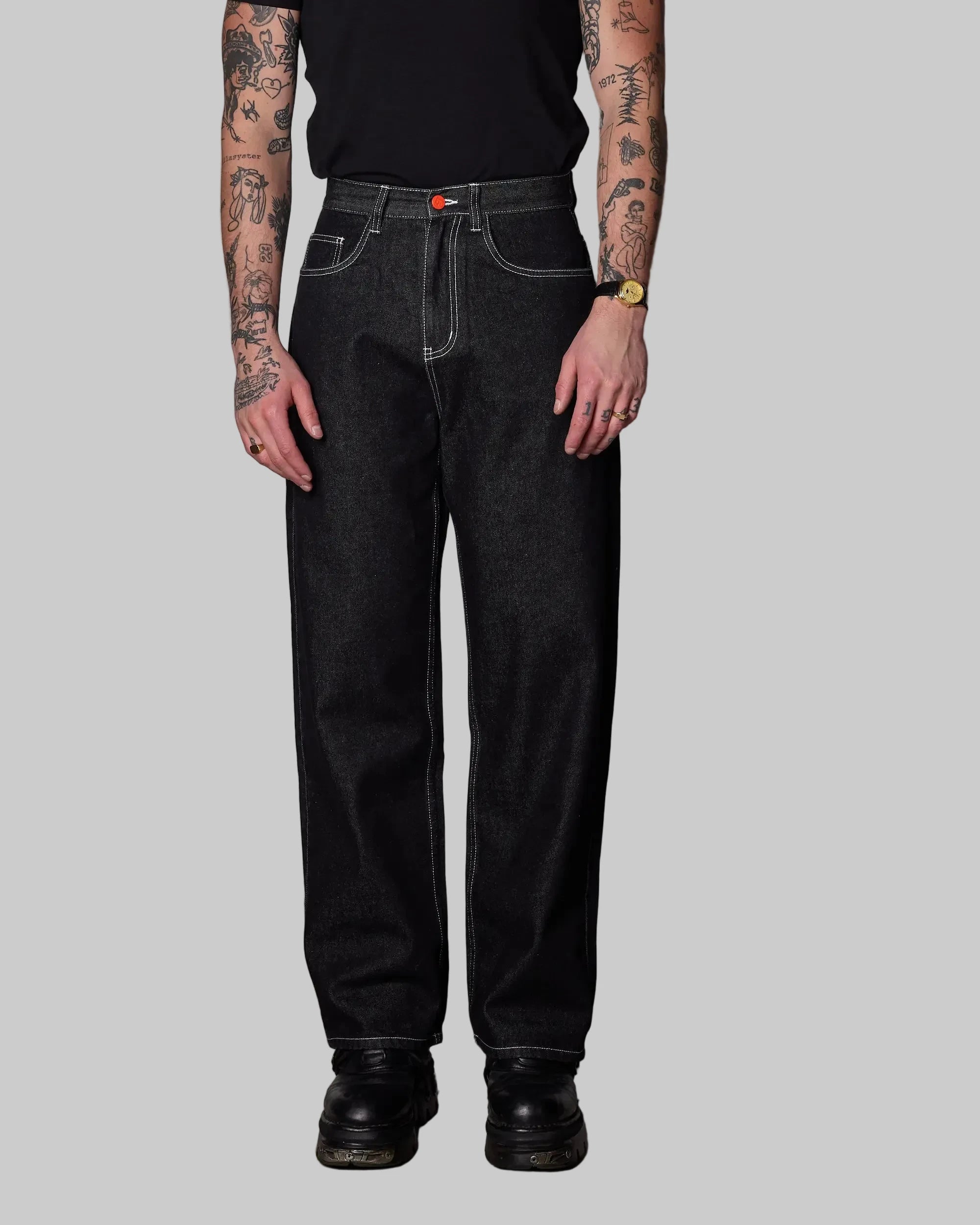 SUPER LOOSE - BLACK WASHED DENIM/WHITE STICHING